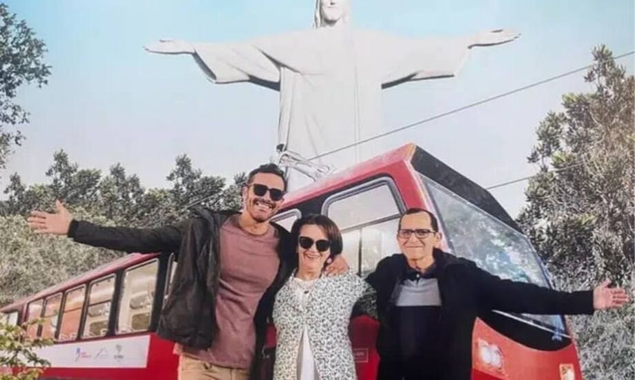 O filho do casal Felipe Coelho posa ao lado dos pais, Oselia da Silva Coelho e Geraldo Pereira Coelho, no Rio de Janeiro