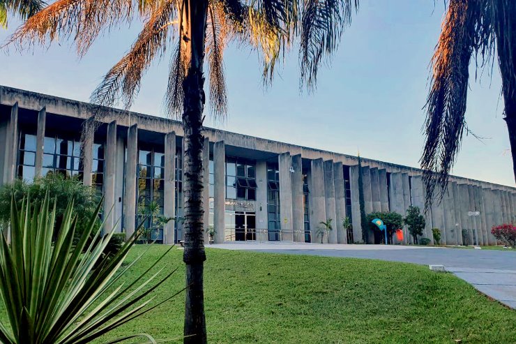 Lei regulamento dispositivo da Constituição Estadual, que dispõe sobre remuneração dos servidores da Assembleia Legislativa
