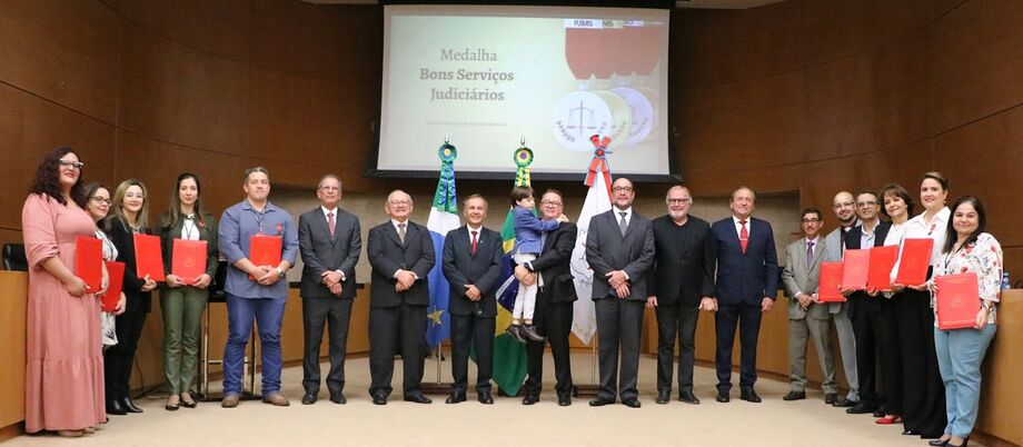 Na abertura da solenidade, o presidente do TJ ressaltou a participação de Desembargadores neste ato em que a administração do Poder Judiciário de MS faz o reconhecimento público aos seus servidores.