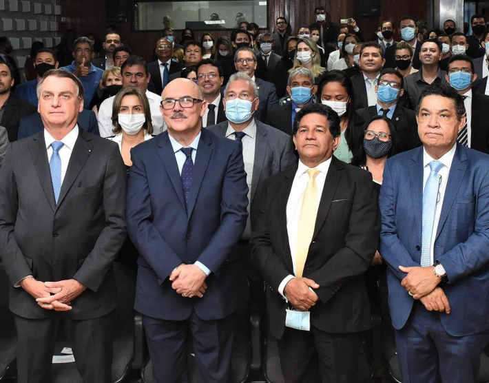 Com Bolsonaro, MEC apresentou ações para 2021 a prefeitos. O então ministro Milton Ribeiro aparece ao lado dos pastores Arilton Moura e Gilmar Santos