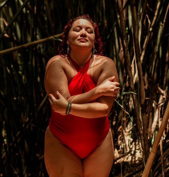 Eu não me imaginava usando um cropped, uma blusa de alça, e hoje em dia eu uso. Eu achava meu braço gordo, tudo com medo do preconceito da sociedade, conta Talita