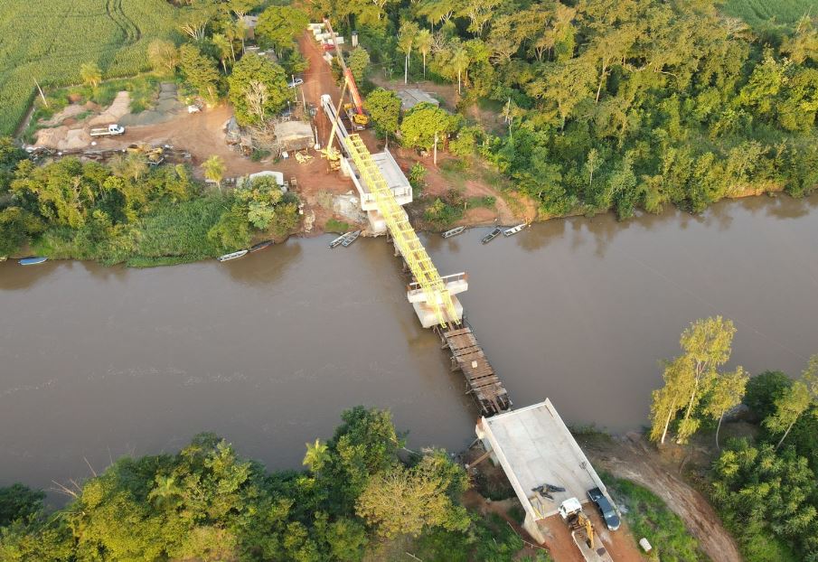 A construção da ponte de concreto sobre rio Dourados, na MS-274, está em pleno andamento