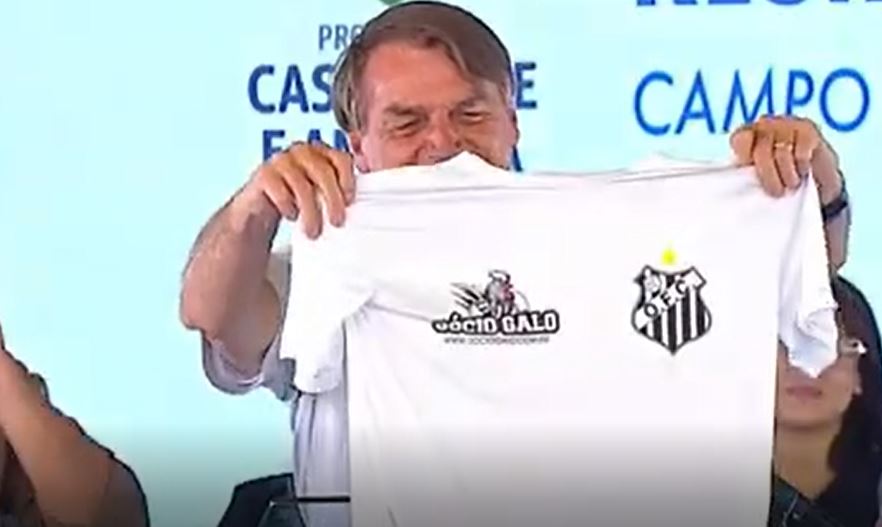 Bolsonaro segurando camiseta do Operário FC