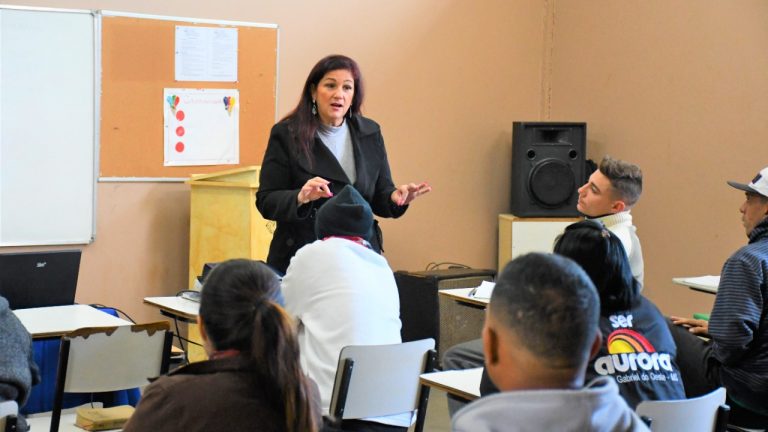 Os alunos da Peniel receberam orientações sobre as Leis e Resoluções pertinentes que explicam sobre contaminação, o que são micróbios, como deve ser a limpeza e higiene do local de trabalho, higiene pessoal e sanitização