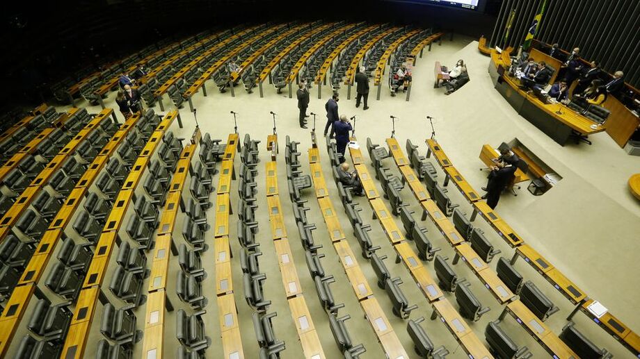Para aprovar proposta e mudar Constituição, são necessários votos de 308 deputados e 49 senadores.