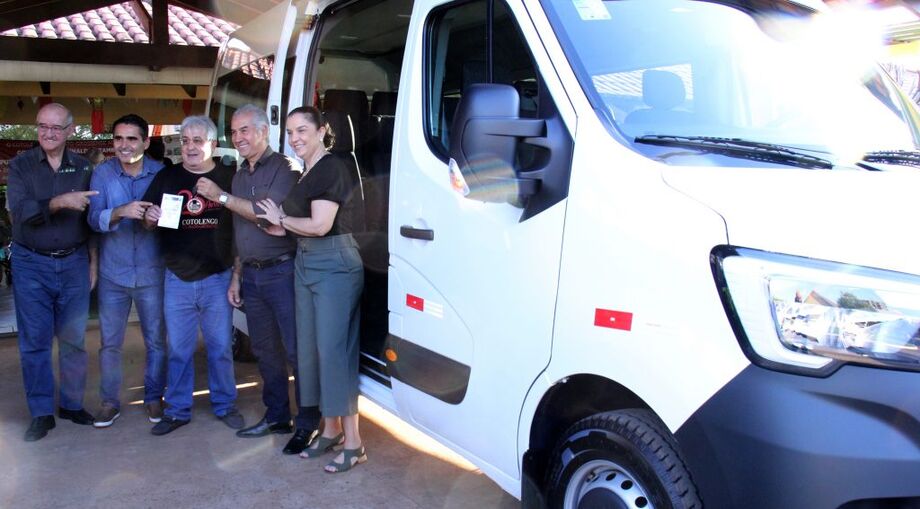 Governo entrega veículo para transportar famílias atendidas pelo Cotolengo e doa casacos
