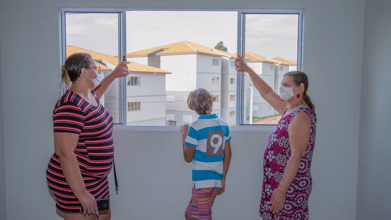 Famílias se emocionam ao conhecer futura moradia no Residencial Jardim Canguru