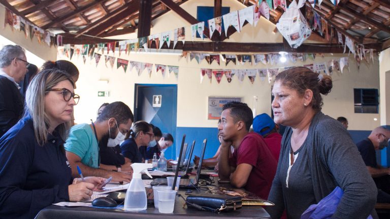 Agência Municipal de Habitação cadastra famílias que tentaram ocupar área pública no Los Angeles