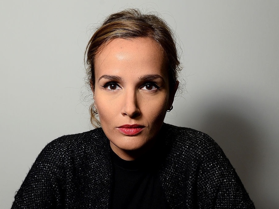 Julia tem glamour, é chique, mas que ninguém se iluda - seu discurso é radical