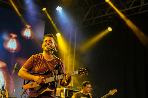 Na sexta-feira (10) quem se apresenta é o multi-instrumentista Juninho MPB