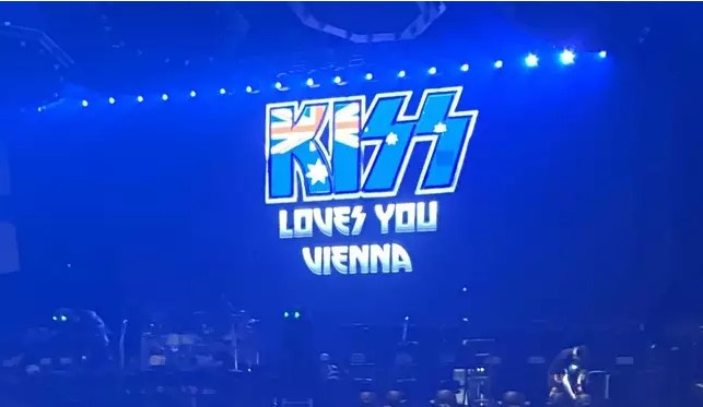 Mensagem no telão do show da banda Kiss em Viena, Áustria, com a bandeira da Austrália