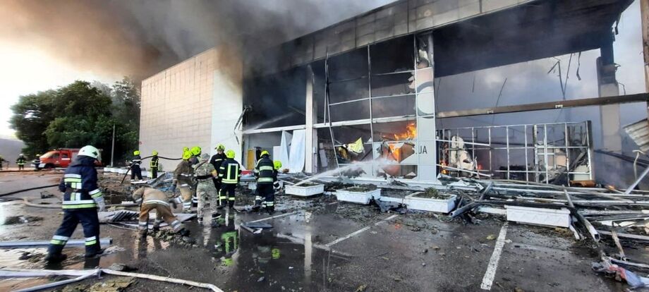 Equipes de resgate trabalham no local de um shopping atingido por um ataque de míssil russo, em Kremenchuk, na região de Poltava, Ucrânia