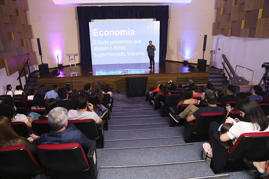 Fernando Nakagawa, jornalista econômico há 22 anos, passou pelos principais veículos do País, como Valor Econômico, Gazeta Mercantil e Folha de S. Paulo. Atualmente, é comentarista de economia da CNN Brasil e apresentador do CNN Business