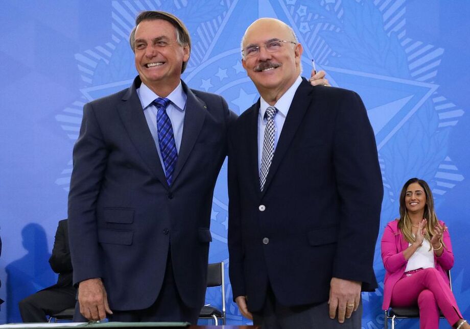 Jair Bolsonaro e o ex-ministro da Educação, Milton Ribeiro, durante solenidade de Valorização dos Professores da Educação Básica em fevereiro de 2022