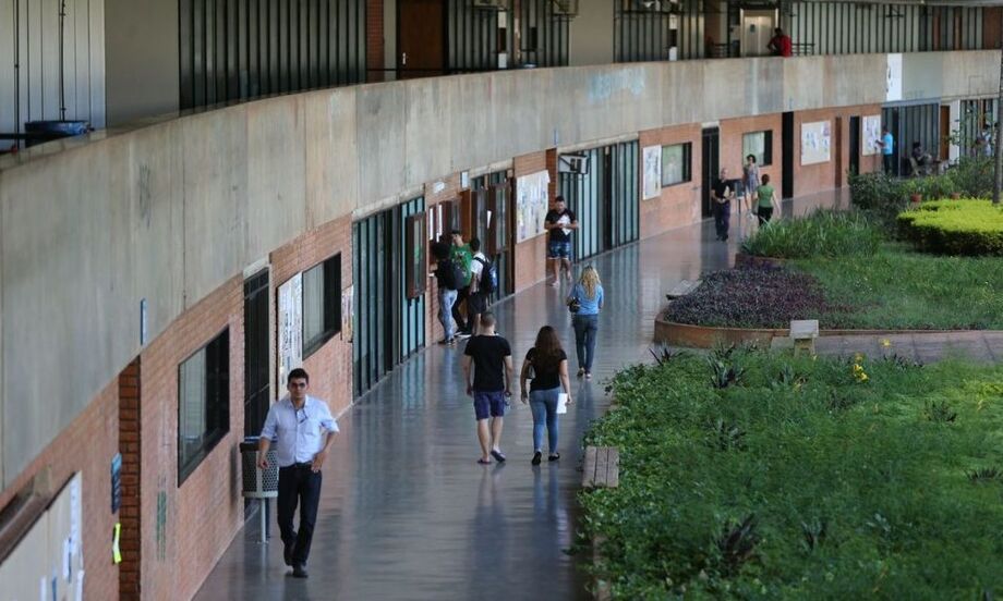 Auxílio estudantil, bolsas de pesquisas e projetos acadêmicos serão diretamente prejudicados pelo bloqueio de R$ 3,2 bilhões de verbas de custeio para as universidades federais de todo o País