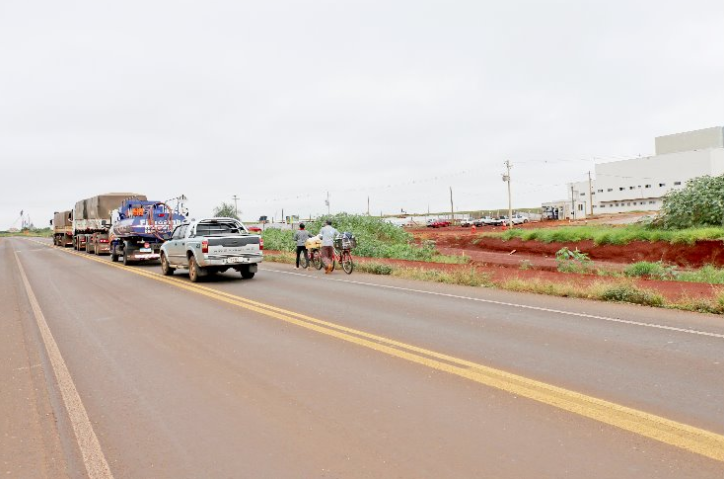 Trânsito de veículos é grande na BR-463, de acesso ao Hospital Regional de Dourados.