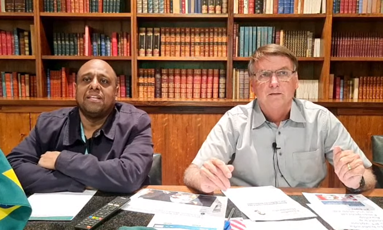 Bolsonaro em transmissão ao vivo nas redes sociais