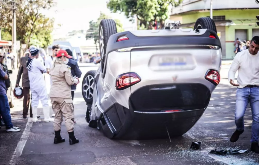 A motorista estava conduzindo um Renault Captur e, no trajeto, sentido centro-bairro, bateu em um Ônix que estava estacionado