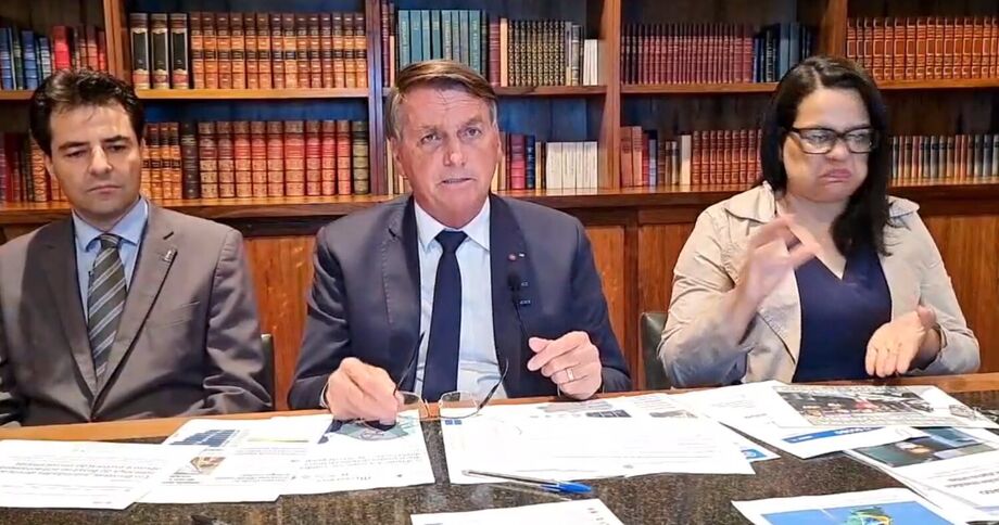 Bolsonaro em transmissão ao vivo nas redes sociais