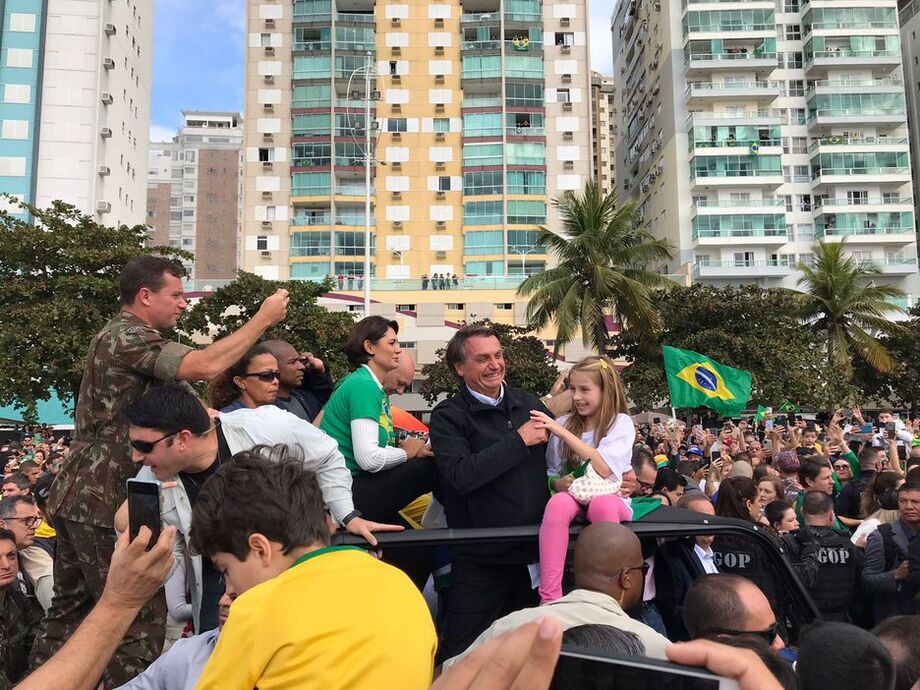 O presidente Jair Bolsonaro participa da Marcha para Jesus em Balneário Camboriú (SC) acompanhado da primeira dama Michelle Bolsonaro e do empresário Luciano Hang.