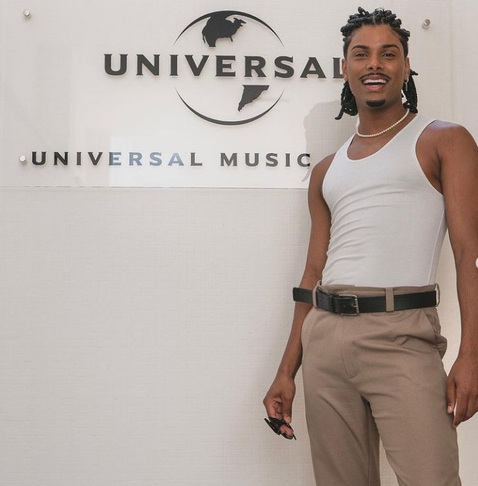 Ele ficou conhecido após participar do The Voice Brasil, em 2021, e ter conquistado todas as cadeiras viradas nas audições às cegas