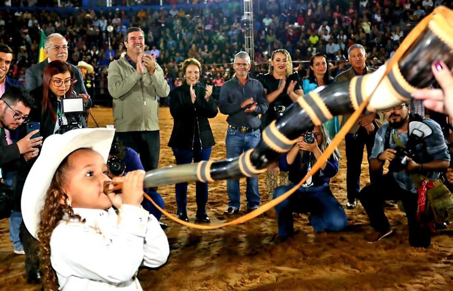 Em Sonora, ao lado da ex-ministra e pré-candidata ao Senado, deputada federal Tereza Cristina, prestigiou as comemorações de aniversário do município