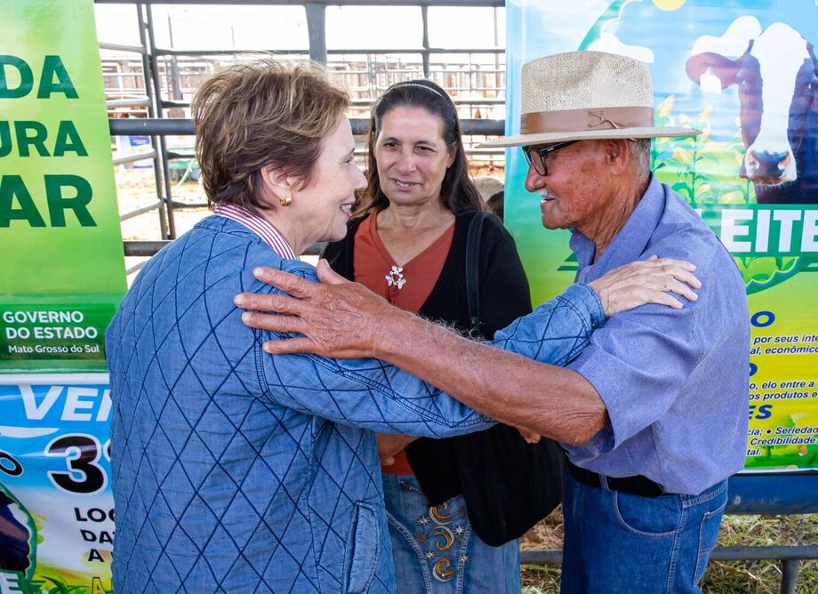 A deputada federal Tereza Cristina e o coordenador municipal da Agraer, Ramão Ximenes, entregaram, no último sábado (11), o primeiro Cadastro Nacional da Agricultura Familiar (CAF) aos produtores do Assentamento Campanário (SGO)