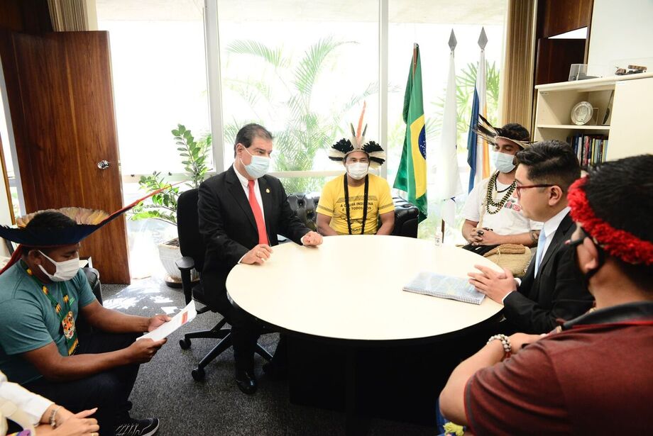 O senador Nelsinho Trad reúnido com lideranças indigenas