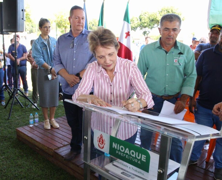 A ex-ministra entregou títulos em Nioaque