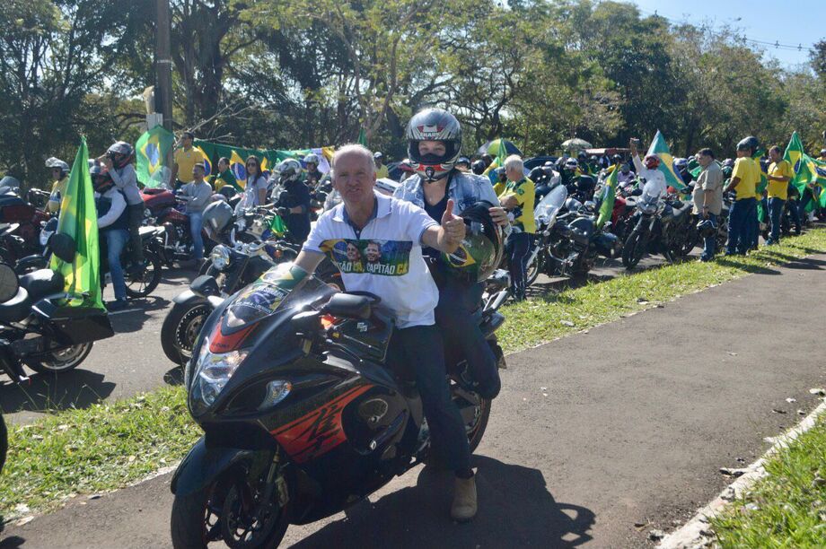 Bolsonaristas se reúnem para participar de motociata em Campo Grande