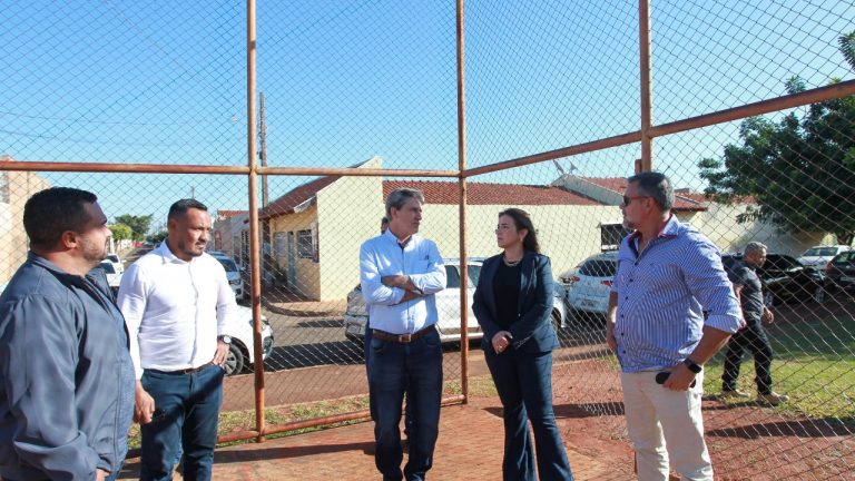 A prefeita de Campo Grande Adriane Lopes fez a vistoria das quadras poliesportivas no Jardim Itamaracá
