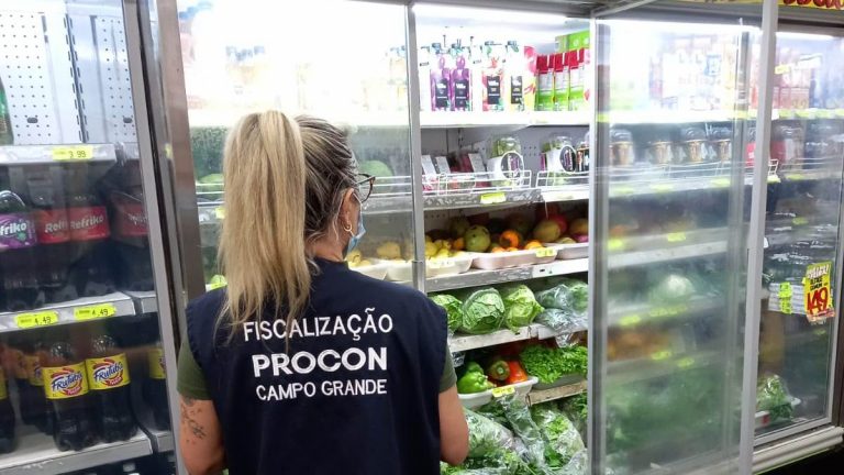 Procon Municipal autua mercado após encontrar produtos vencidos