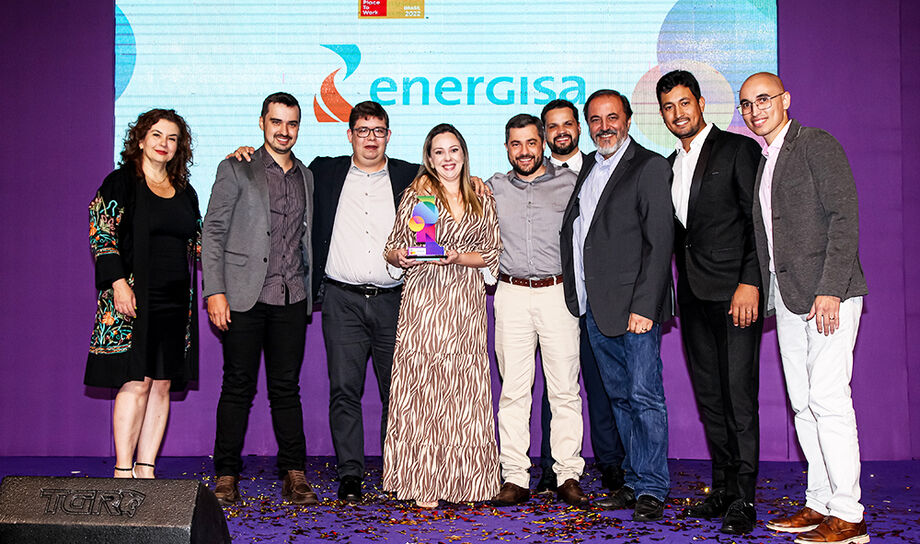 Equipe reunida para receber o prêmio