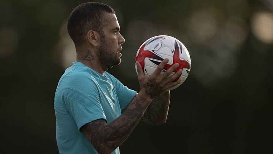 Daniel Alves saiu em defesa de Lewis Hamilton e criticou fala de racista de Nelson Piquet