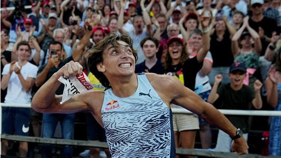 Armand Duplantis bate recorde e comemora com os torcedores em Estocolmo