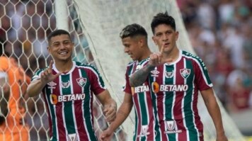 Com muitos jovens e cabeça na Libertadores, Corinthians é goleado pelo Fluminense