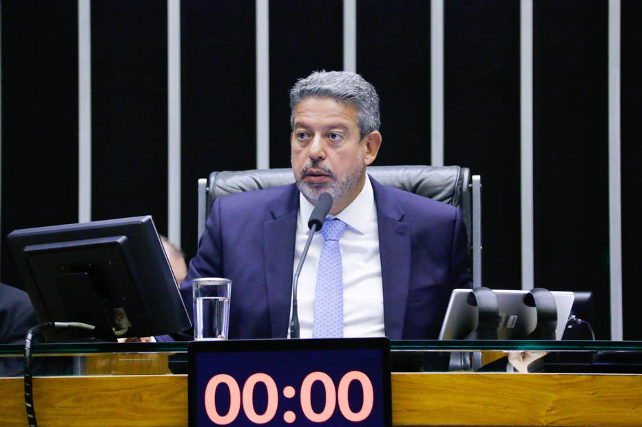Articulada pelo Palácio do Planalto com a base governista no Congresso, a PEC aumenta o Auxílio Brasil de R$ 400 para R$ 600 por mês e concede uma bolsa caminhoneiro de R$ 1 mil mensais