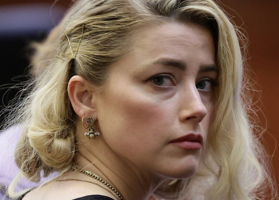 Amber Heard durante o julgamento do caso de difamação contra o ex-marido Johnny Depp. A atriz pediu que o veredicto do júri fosse anulado por falta de provas