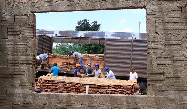 Também há vagas para aqueles que trabalham em outros setores, como açougueiros (21), auxiliares de limpeza (33) e costureiros (28)