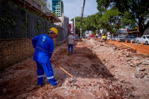 Prefeitura informa que a via entre as ruas Dom Aquino e Marechal Rondon, está com duas faixas de rolamento liberadas, em frente à estação de embarque e desembarque