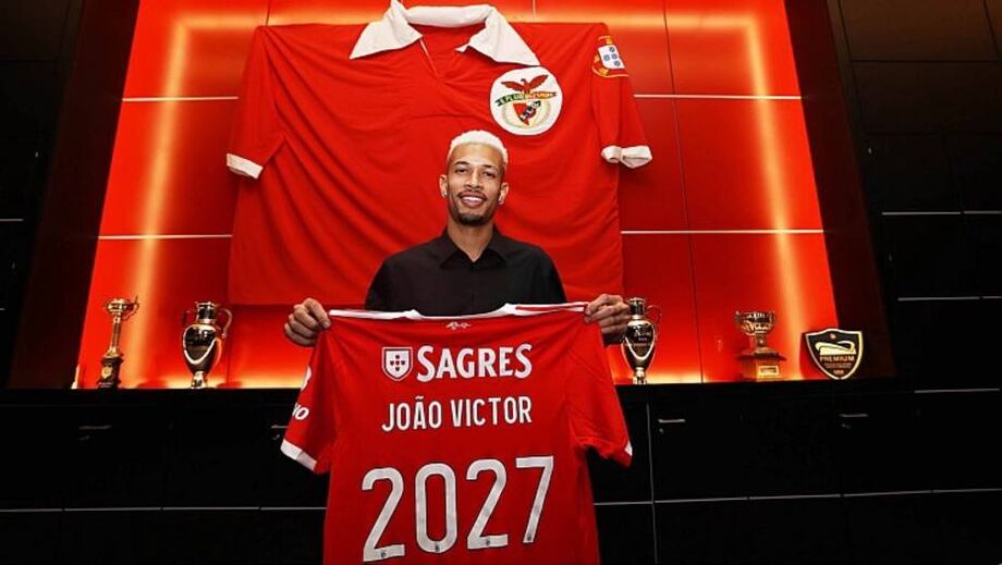 João Victor se apresenta ao Benfica e assina até 2027