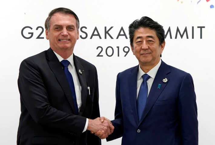 Presidente Jair Bolsonaro cumprimenta o então primeiro-ministro do Japão, Shinzo Abe, durante reunião de cúpula do G20 em Osaka em 2019