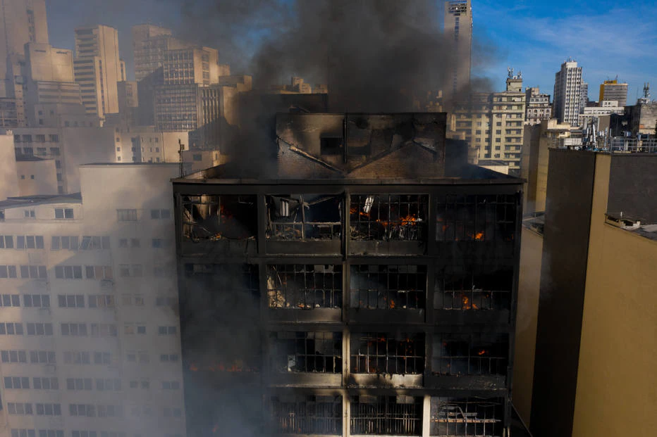 Incêndio de grandes proporções atingiu um edifício comercial na região da rua 25 de Março na noite de domingo; Corpo de Bombeiros decidiu interromper trabalhos por risco de desabamento