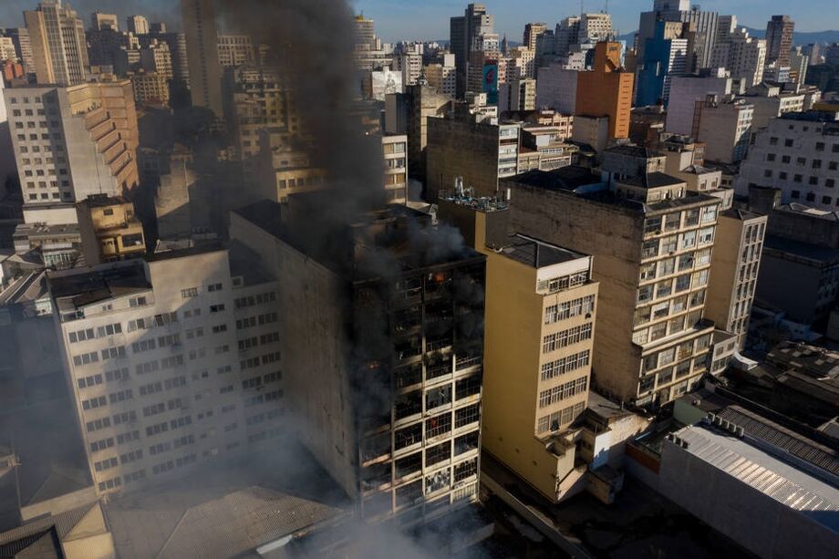 Segundo o Corpo de Bombeiros, o edifício atingindo pelo incêndio no centro de São Paulo abriga uma galeria comercial de artigos populares e para festa