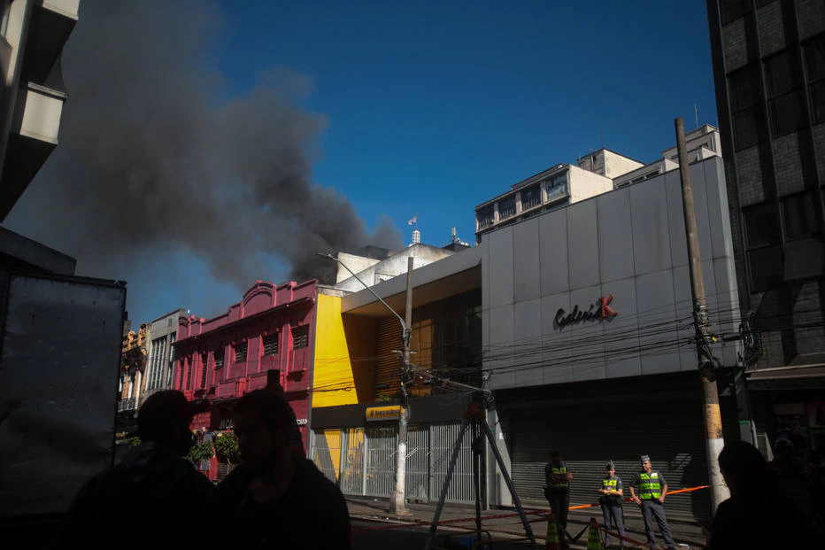 Incêndio em prédio comercial na região da rua 25 de março começou na noite do domingo, 10, e só foi contido na manhã desta segunda, (11)