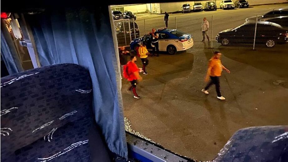 Ônibus do Atlético-MG tem janela quebrada durante deslocamento para o Maracanã
