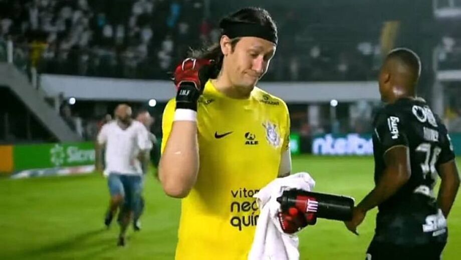 Torcedor tenta agredir Cássio após jogo da Copa do Brasil