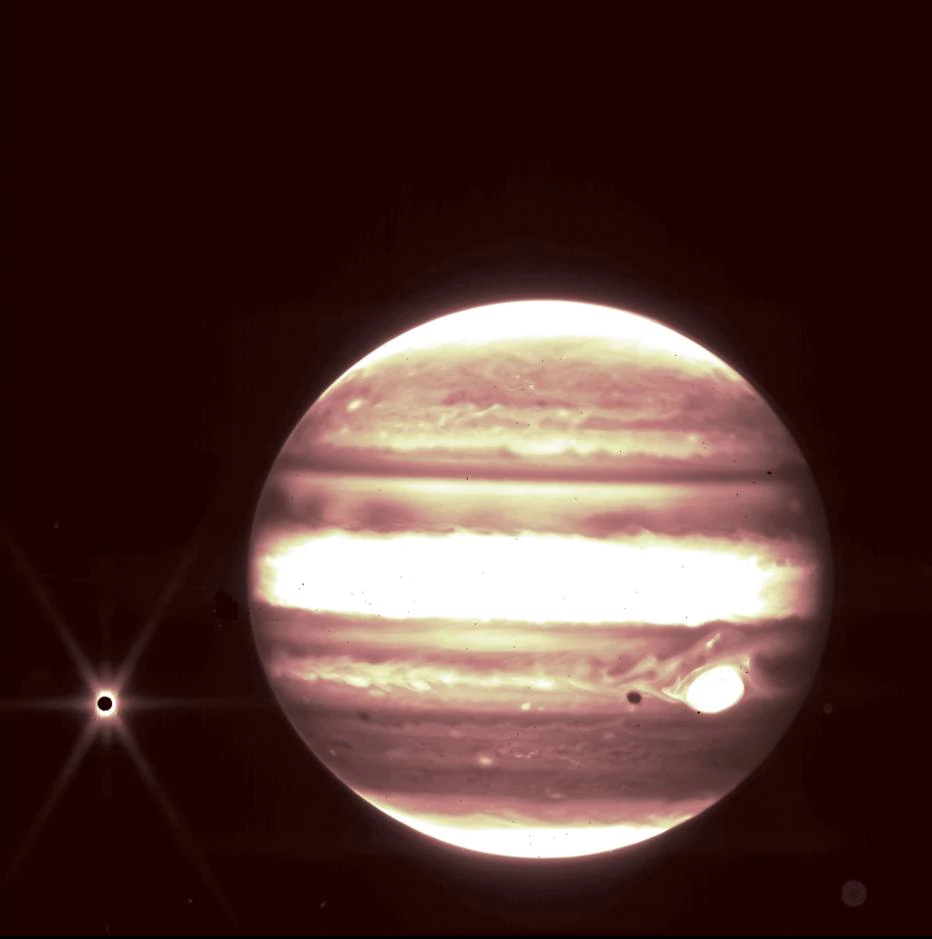 Nasa registrou as diferentes bandas que circudam Júpiter. À esquerda do planeta, está a Lua Europa