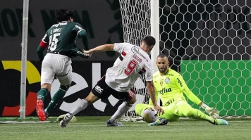 Falta de ação da direção no erro do VAR no clássico irrita política do Palmeiras