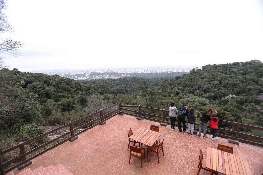 Espaço no mirante da Pedra Grande, na Cantareira, foi transformado em cafeteria
